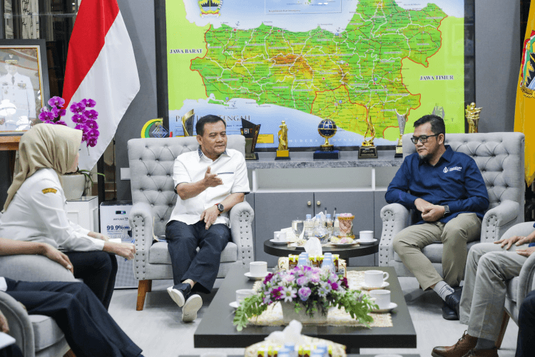 Gubernur Jateng Ahmad Luthfi beraudiensi dengan asosiasi pengusaha AMDK terkait konservasi air.