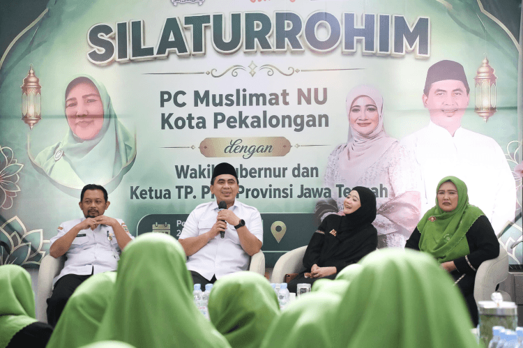 Wagub Jateng Taj Yasin dan istri sambut hangat kunjungan kader Muslimat NU Pekalongan.