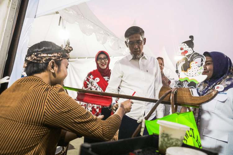 Sekda Jateng Sumarno tinjau stan Gelar Produk Koperasi dan UMKM di Stadion Manahan Surakarta.