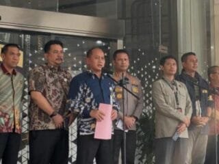 Kepala Pusat Penerangan Hukum (Kapuspenkum) Kejaksaan Agung Anang Supriatna memberikan keterangan di Gedung Jampidsus Kejagung, Jakarta, Jumat (17/7/2026).
