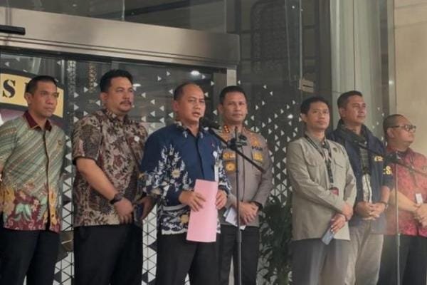 Kepala Pusat Penerangan Hukum (Kapuspenkum) Kejaksaan Agung Anang Supriatna memberikan keterangan di Gedung Jampidsus Kejagung, Jakarta, Jumat (17/7/2026).