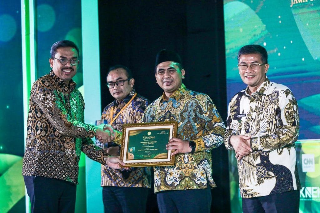 Wagub Taj Yasin terima penghargaan Anugerah Adinata Syariah 2026 wujudkan kawasan industri halal.