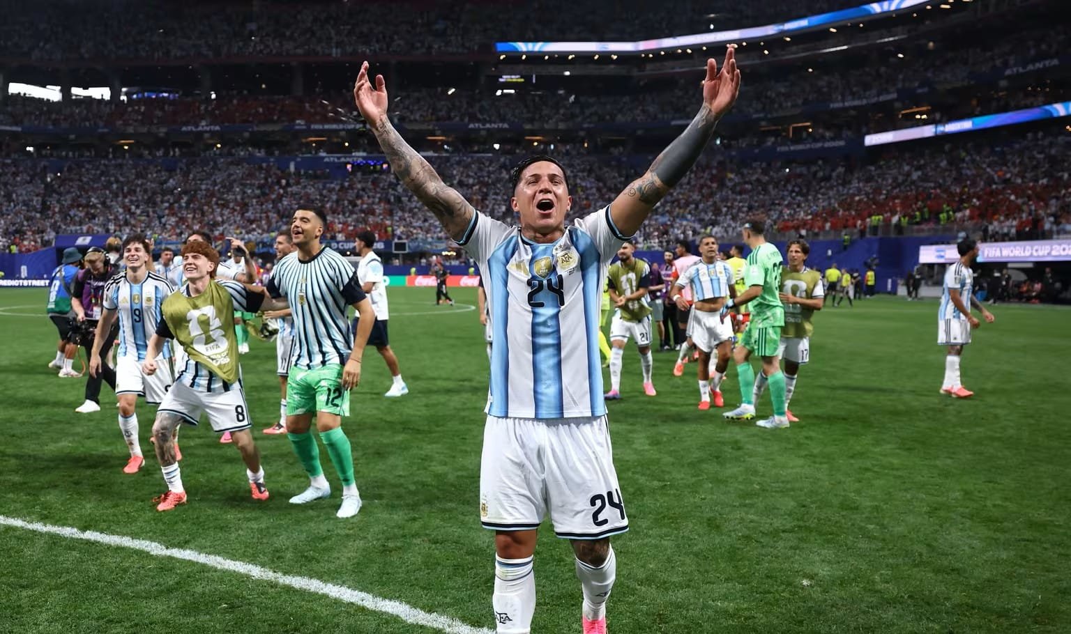 Enzo Fernandez merayakan gol kemenangan dramatis Argentina 3-2 atas Mesir di babak 16 besar Piala Dunia 2026.