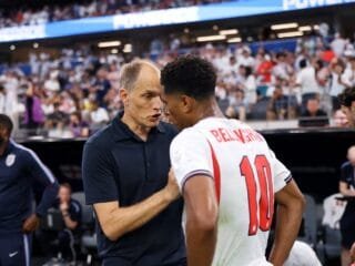 Pelatih Timnas Inggris Thomas Tuchel memberikan instruksi saat pertandingan Piala Dunia 2026.