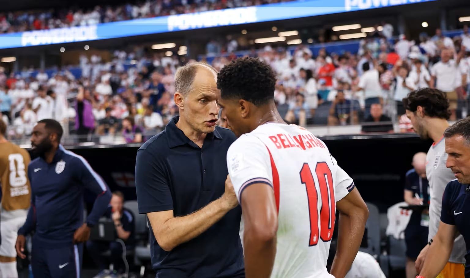 Pelatih Timnas Inggris Thomas Tuchel memberikan instruksi saat pertandingan Piala Dunia 2026.