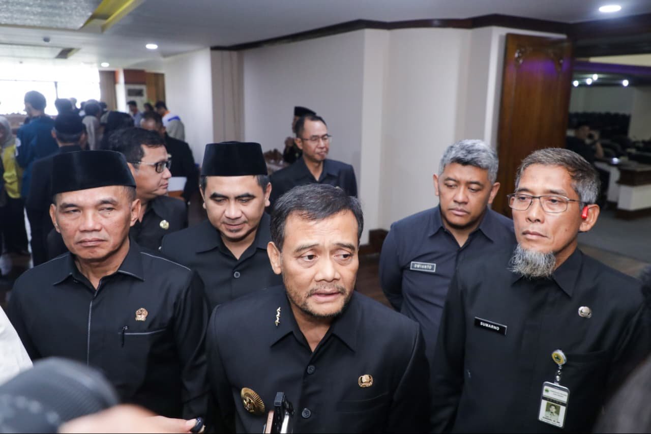 Gubernur Jateng Ahmad Luthfi berikan keterangan pers usai rapat paripurna di DPRD Jateng.