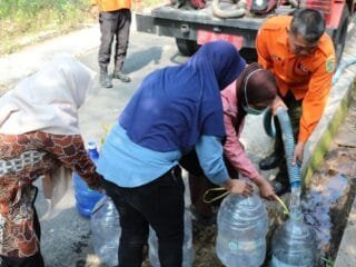 Petugas BPBD Klaten salurkan bantuan air bersih bagi warga terdampak kekeringan di lereng Merapi.
