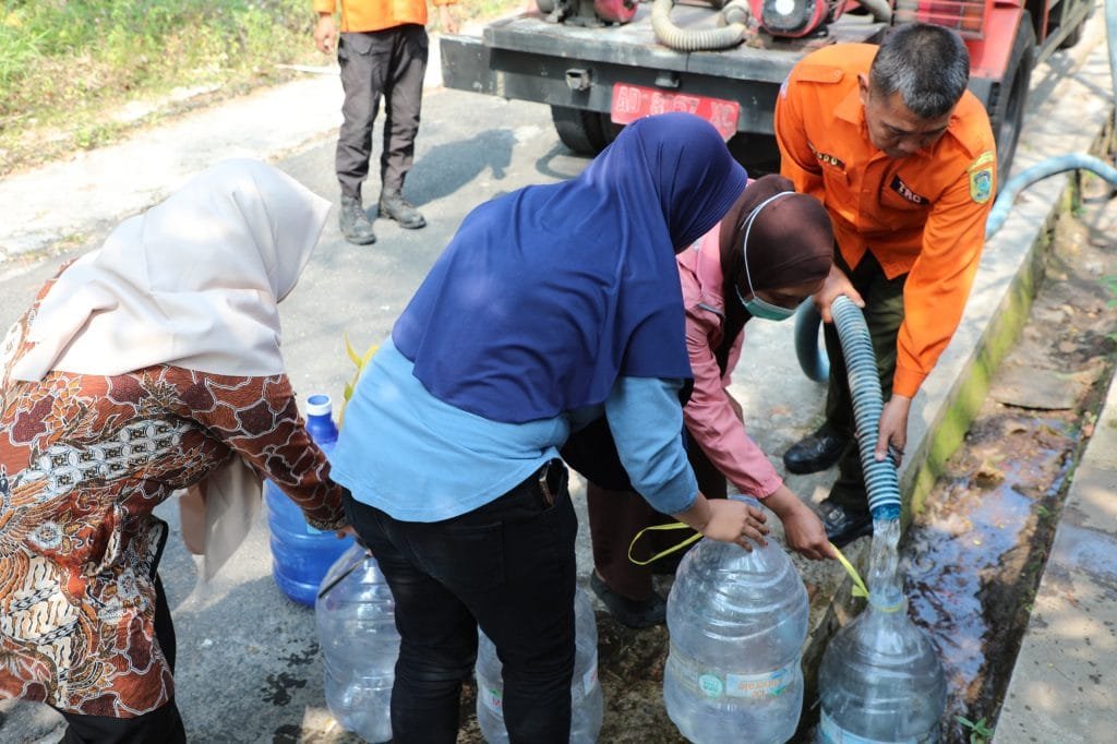 Petugas BPBD Klaten salurkan bantuan air bersih bagi warga terdampak kekeringan di lereng Merapi.