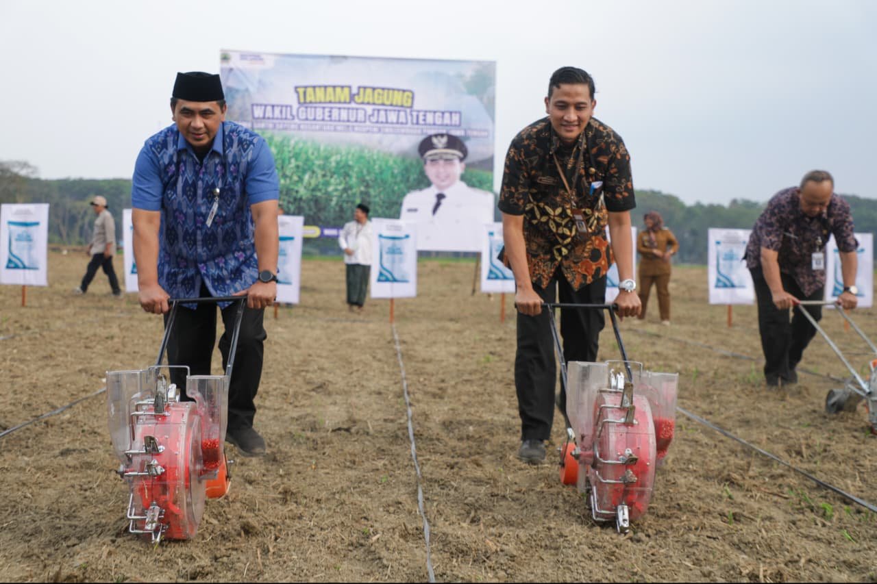 Wagub Jateng Taj Yasin hadiri tanam jagung di lahan tidur Banjarnegara bersama Santri Gayeng.