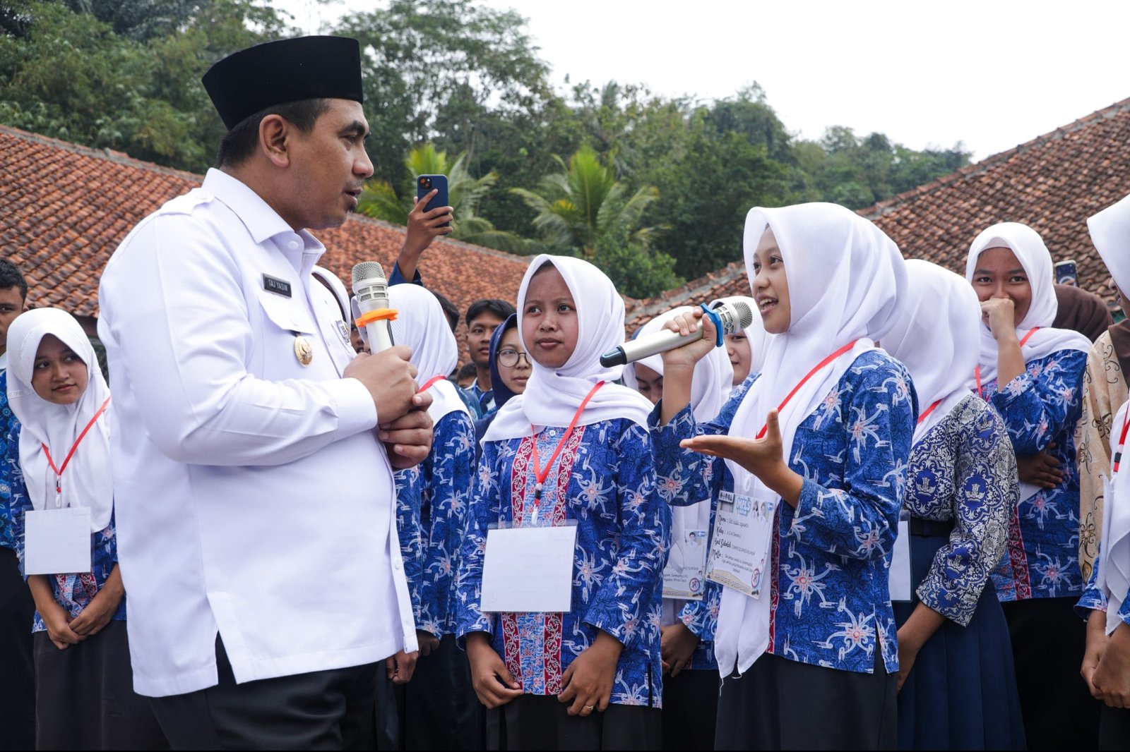 Wagub Jateng Taj Yasin beri motivasi dan sepeda ke siswa baru SMAN 1 Dayeuhluhur Cilacap.