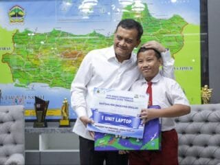 Dapat Pengakuan NASA, Siswa SD Asal Boyolali Dihadiahi Laptop oleh Ahmad Luthfi
