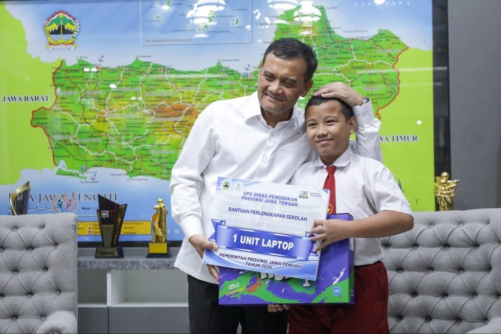 Gubernur Jateng Ahmad Luthfi berikan hadiah laptop kepada Ibrahim Al Abrar.