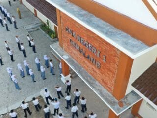 Siswa baru SMAN 1 Kemalang Klaten ikuti hari pertama MPLS di sekolah baru lereng Merapi.
