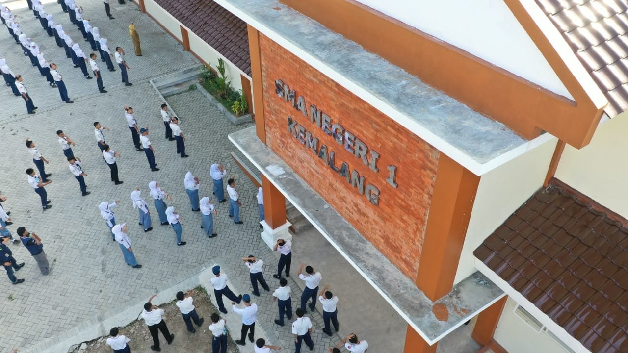 Siswa baru SMAN 1 Kemalang Klaten ikuti hari pertama MPLS di sekolah baru lereng Merapi.