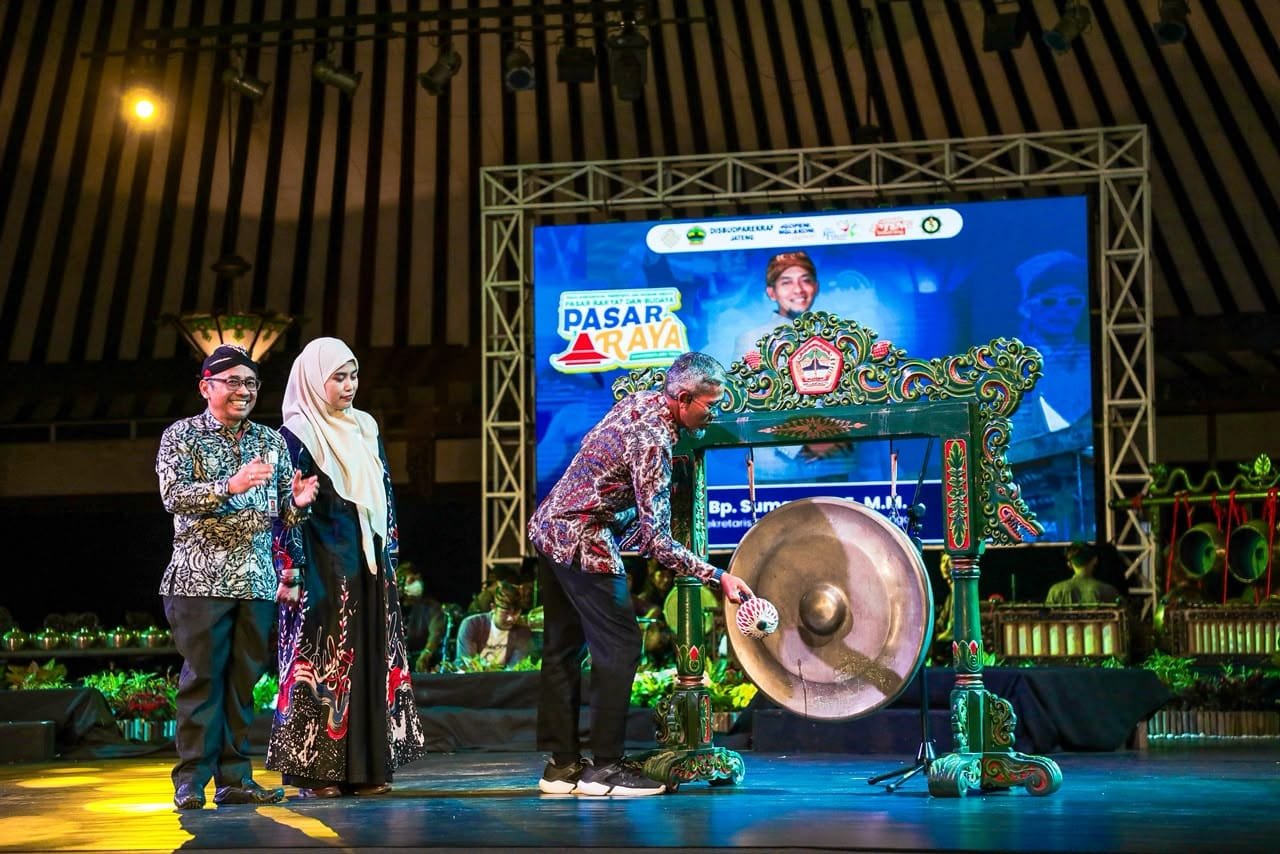 Pemprov Jateng buka Pasar Raya 2026 di TBJT Surakarta yang tampilkan ratusan karya seni budaya.