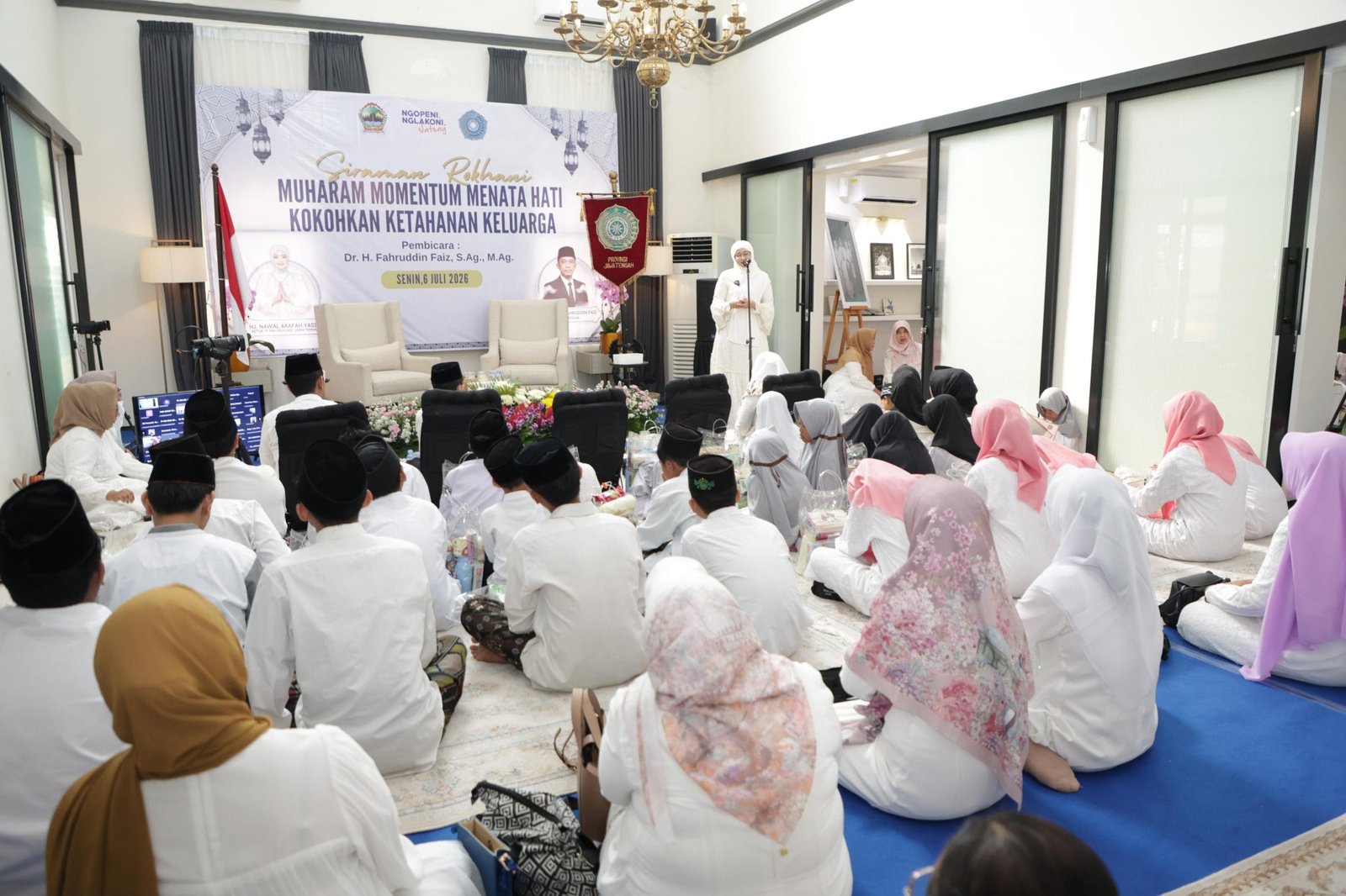 Ketua TP PKK Jateng Nawal Yasin sampaikan pentingnya ketahanan keluarga dalam acara Siraman Rohani.