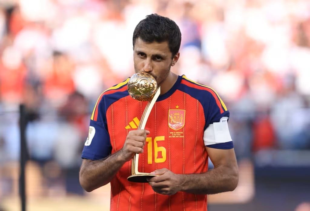 Gelandang Spanyol Rodri mengangkat trofi Bola Emas sebagai Pemain Terbaik Piala Dunia 2026.