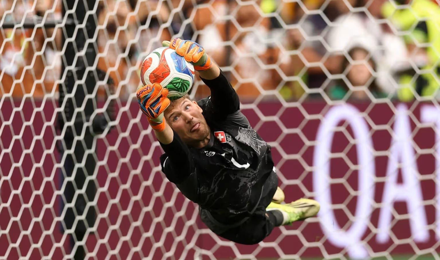 Gregor Kobel kiper Timnas Swiss menepis tendangan penalti pemain Kolombia di Piala Dunia 2026.