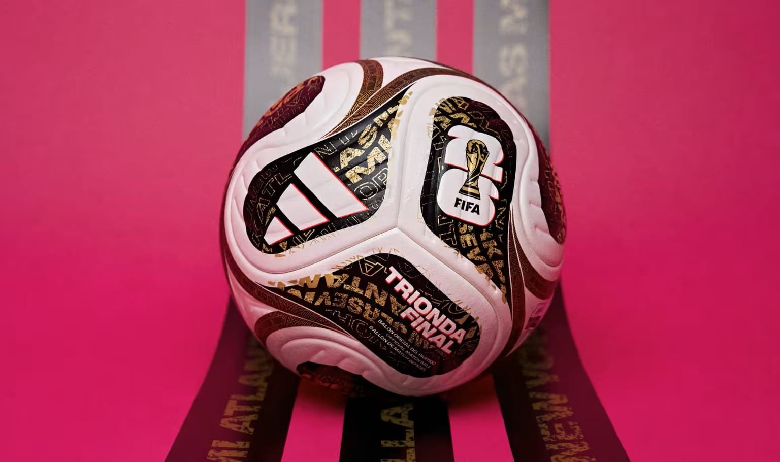 Bola resmi adidas TRIONDA FINAL untuk fase semifinal dan final Piala Dunia 2026.