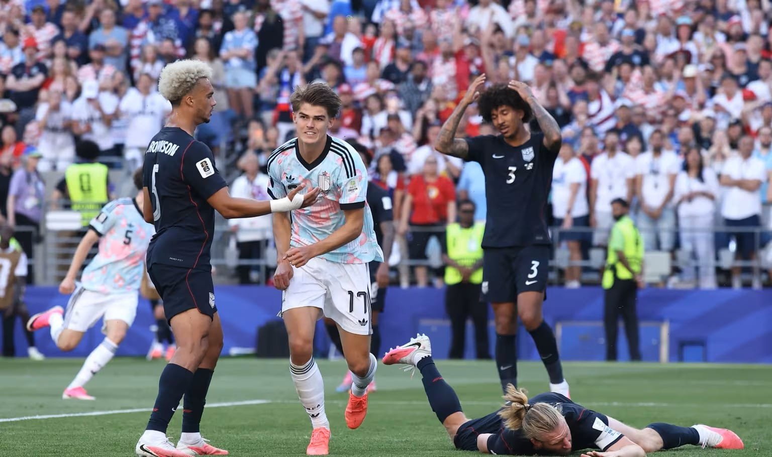 Pemain timnas Belgia Charles De Ketelaere merayakan gol ke gawang Amerika Serikat pada babak 16 besar Piala Dunia 2026.