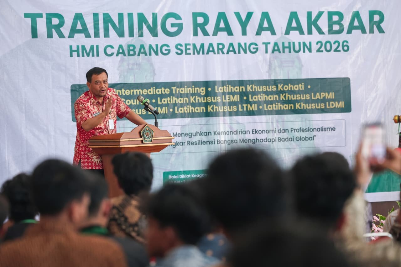 Gubernur Jateng Ahmad Luthfi beri sambutan di Training Raya Akbar HMI Cabang Semarang.