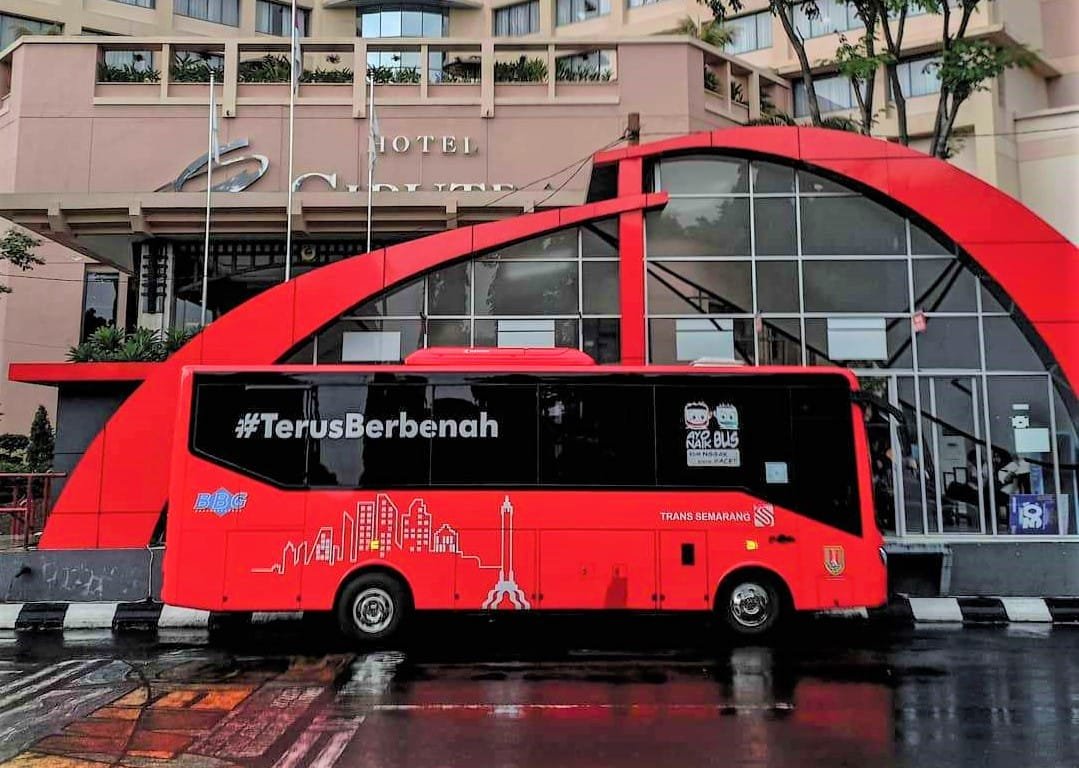 Armada bus baru Trans Semarang siap melayani penumpang di jalanan Kota Semarang.