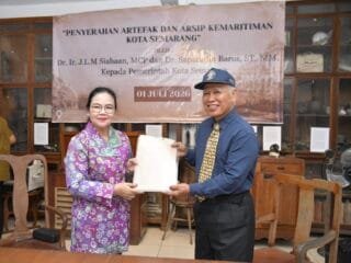 Wali Kota Semarang Agustina Wilujeng menerima artefak sejarah maritim dari akademisi di Medan.