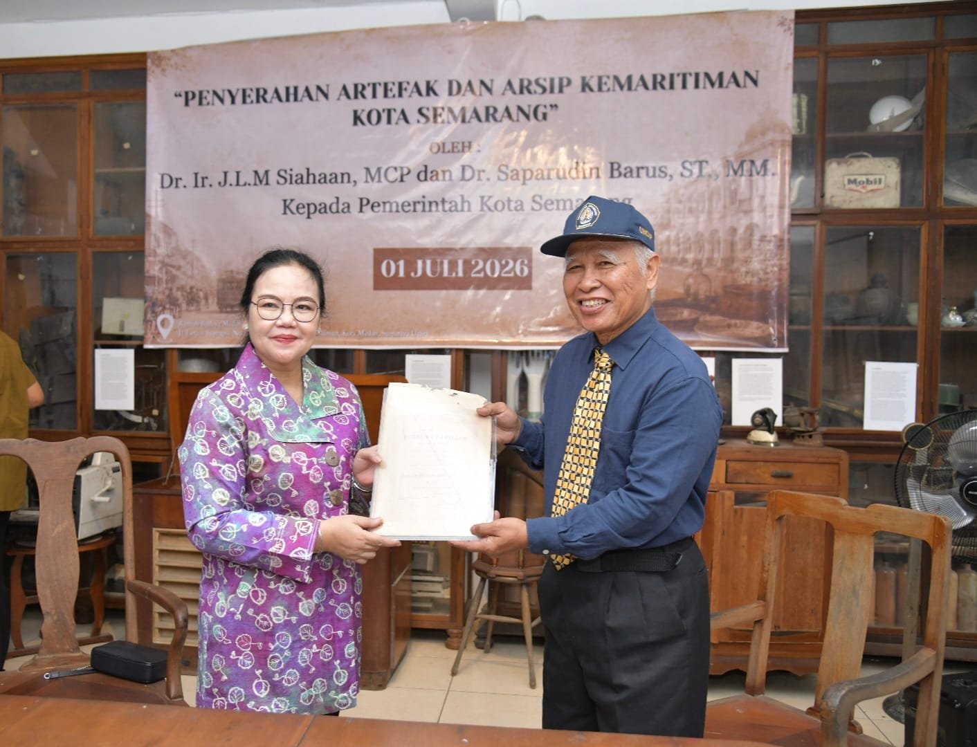 Wali Kota Semarang Agustina Wilujeng menerima artefak sejarah maritim dari akademisi di Medan.