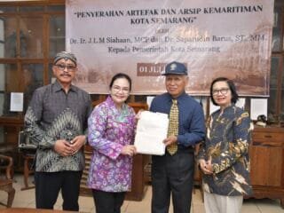 Wali Kota Semarang Agustina Wilujeng menerima artefak sejarah maritim kuno dari Dr. Jimmy di Medan.
