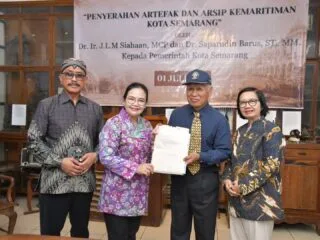 Wali Kota Semarang Agustina Wilujeng menerima artefak sejarah maritim kuno dari Dr. Jimmy di Medan.