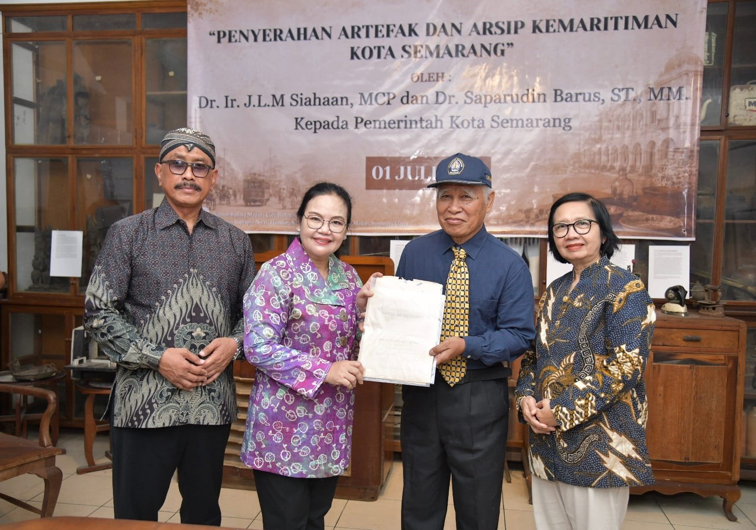 Wali Kota Semarang Agustina Wilujeng menerima artefak sejarah maritim kuno dari Dr. Jimmy di Medan.
