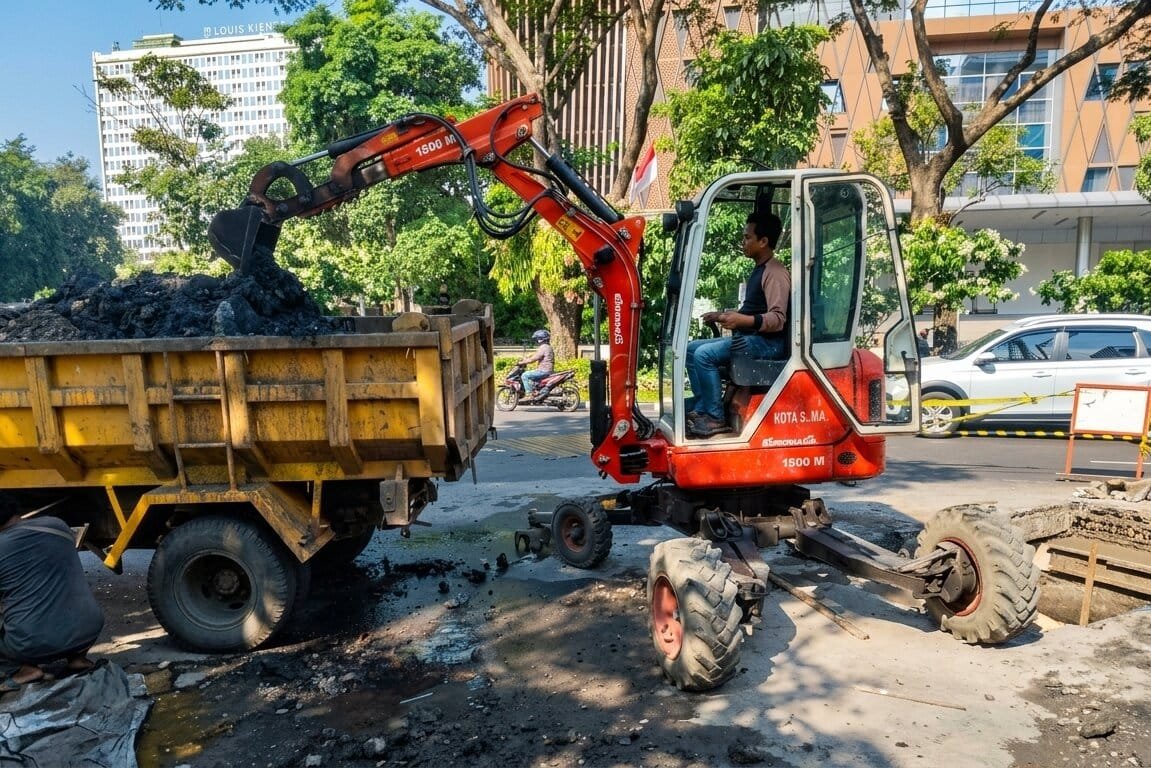 Petugas DPU Kota Semarang mengeruk sedimen dan sampah drainase di Simpang Lima jelang musim hujan.