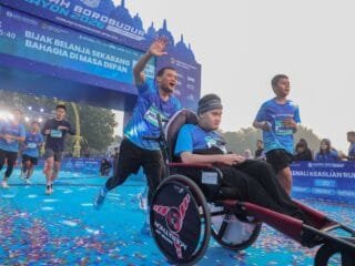 Gubernur Ahmad Luthfi dorong kursi roda putranya saat ikuti lari 5K Rupiah Borobudur Playon 2026.