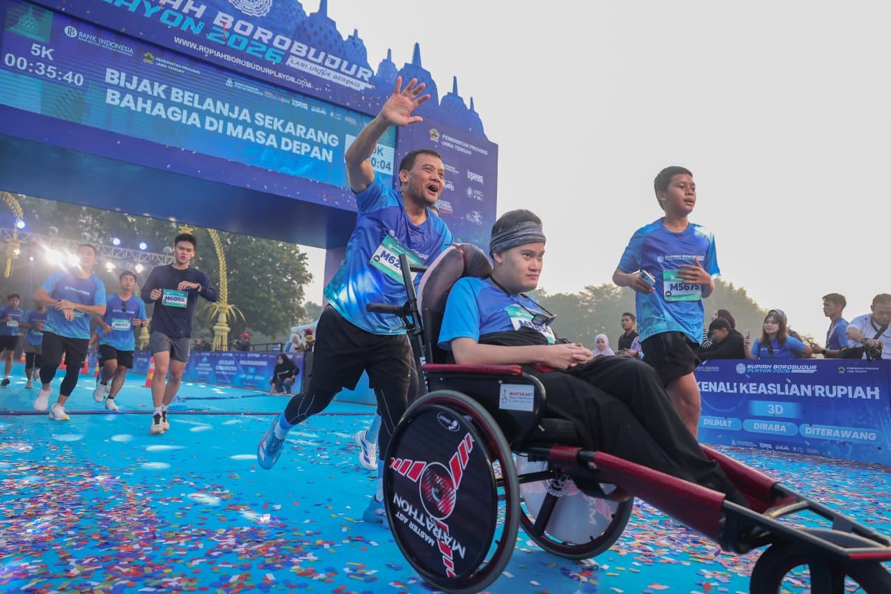 Gubernur Ahmad Luthfi dorong kursi roda putranya saat ikuti lari 5K Rupiah Borobudur Playon 2026.