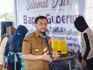 Gubernur Jateng Ahmad Luthfi tinjau panen raya udang vaname di kawasan industri KIW Semarang.