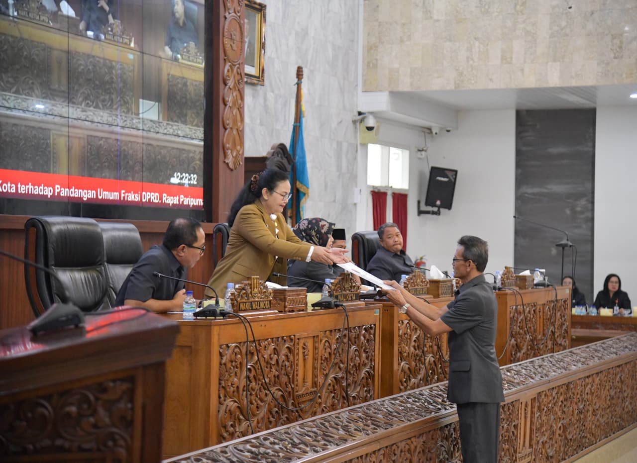 Wali Kota Semarang Agustina Wilujeng serahkan Raperda APBD 2025 dalam Rapat Paripurna DPRD.