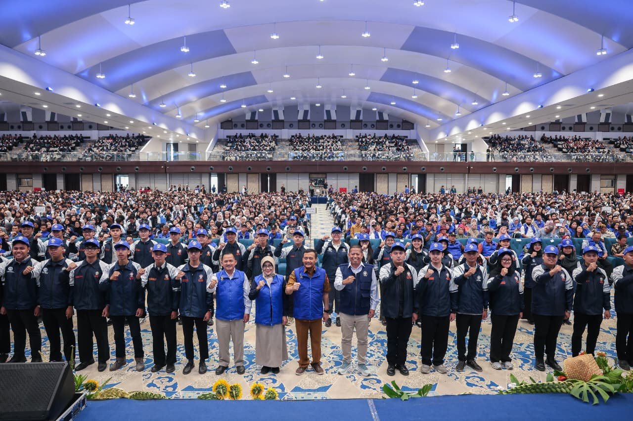 Gubernur Jateng Ahmad Luthfi lepas ribuan mahasiswa KKN Undip di Gedung Muladi Dome Semarang.