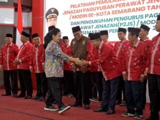 Wali Kota Semarang Agustina Wilujeng serahkan bisyaroh dan buka pelatihan modin se-Kota Semarang.