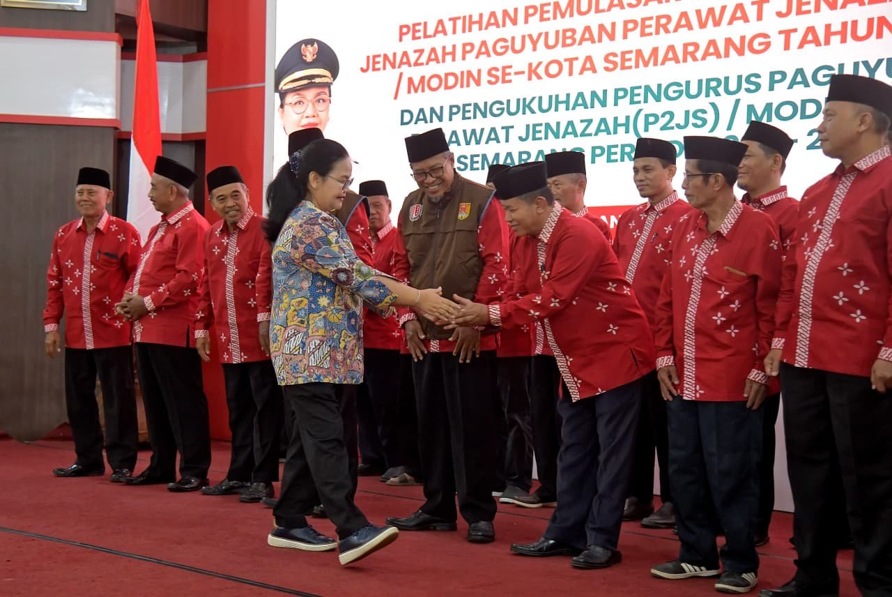 Wali Kota Semarang Agustina Wilujeng serahkan bisyaroh dan buka pelatihan modin se-Kota Semarang.