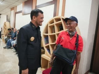 Gubernur Jateng Ahmad Luthfi tinjau layanan administrasi kependudukan di Rumah Rakyat Semarang.