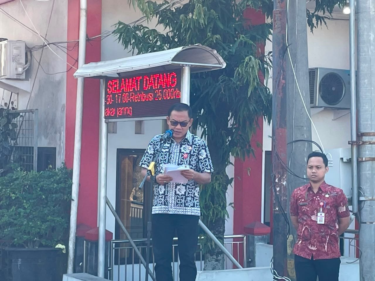 Sekda Kota Semarang, Handi Priyanto saat memberikan sambutan saat memimpin Apel Kesiapsiagaan Kebakaran di TPA Jatibarang, Mijen, Kota Semarang, Kamis (9/7/2026).