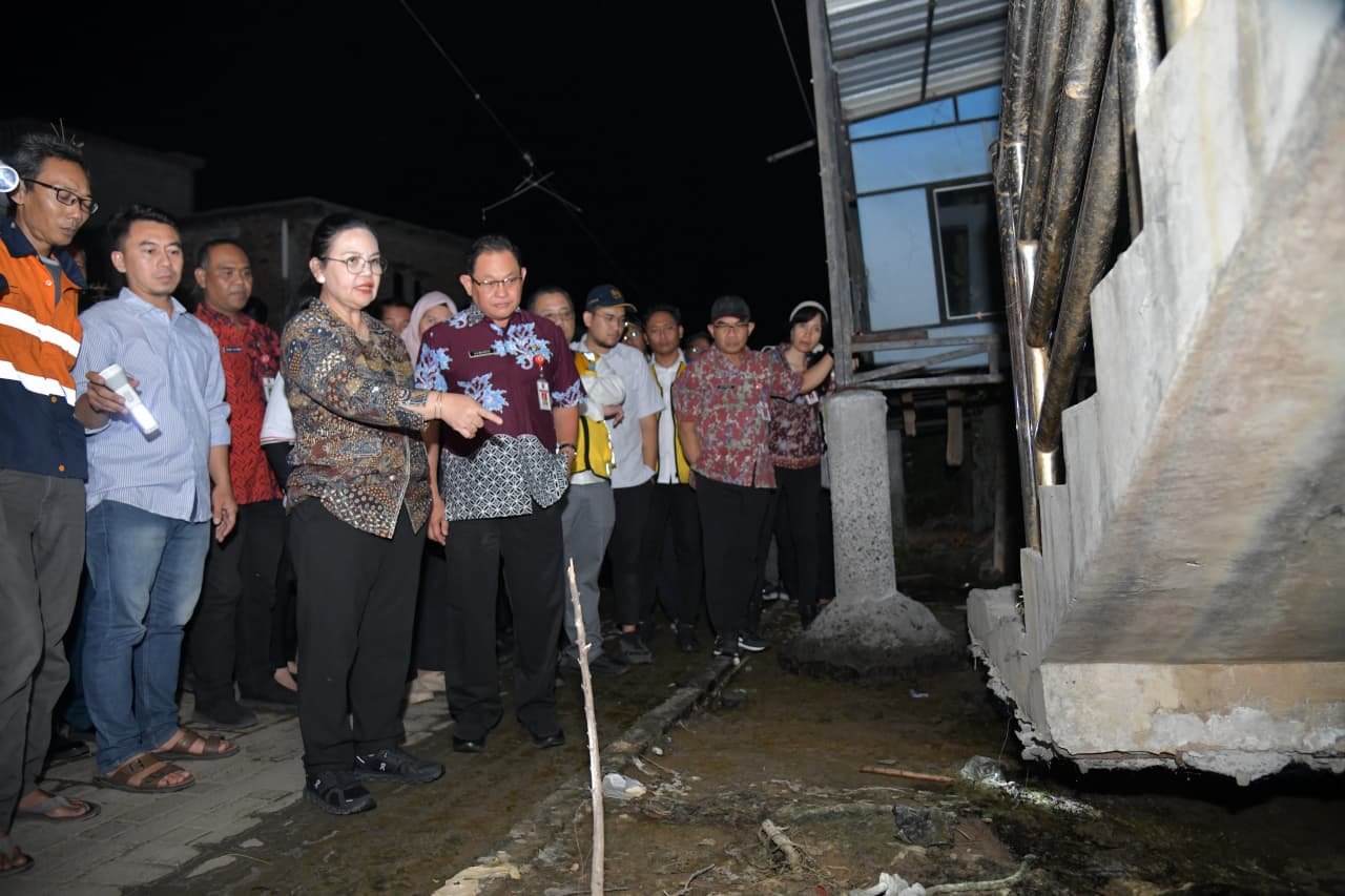 Wali Kota Semarang Agustina Wilujeng tinjau penanganan banjir rob di Tambak Lorok.