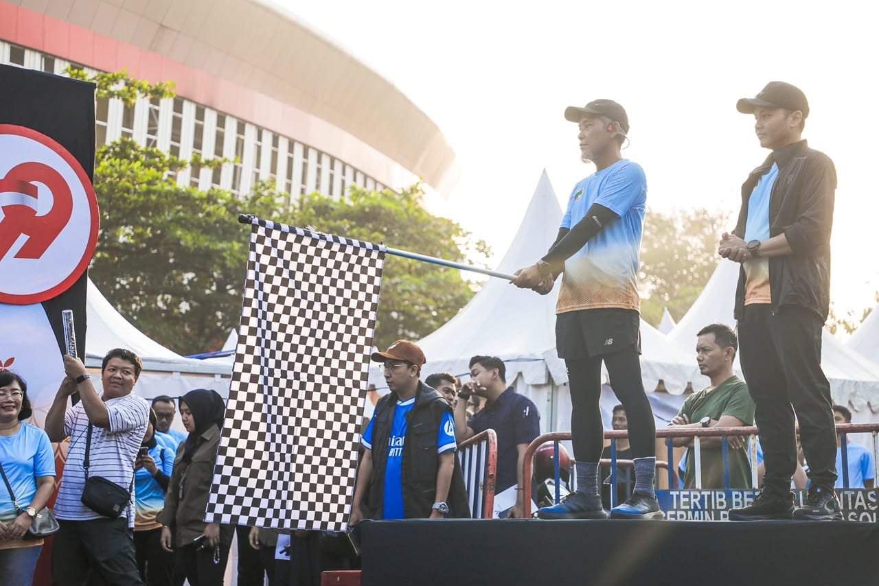 Sekda Jateng Sumarno lepas peserta Runwalk UMKM peringatan Hari Koperasi ke-79 di Surakarta.