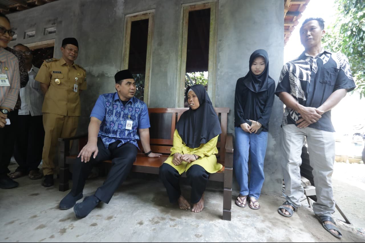 Wakil Gubernur Jateng Taj Yasin tinjau bantuan perbaikan rumah RTLH Sailah di Kebumen.
