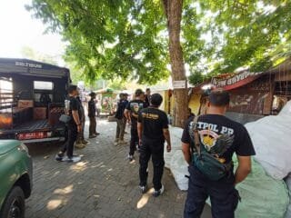 Satpol PP Kota Semarang tertibkan lapak rosok di Jalan Kolonel Sugiyono dekat Kota Lama.
