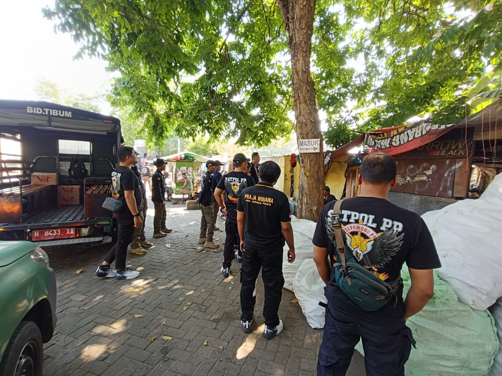 Satpol PP Kota Semarang tertibkan lapak rosok di Jalan Kolonel Sugiyono dekat Kota Lama.