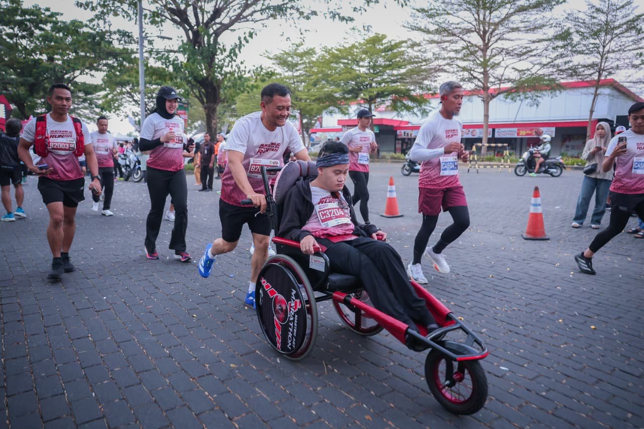 Gubernur Jateng Ahmad Luthfi ramaikan Sukoharjo Spektakuler Run 2026 yang diikuti 2.000 peserta.