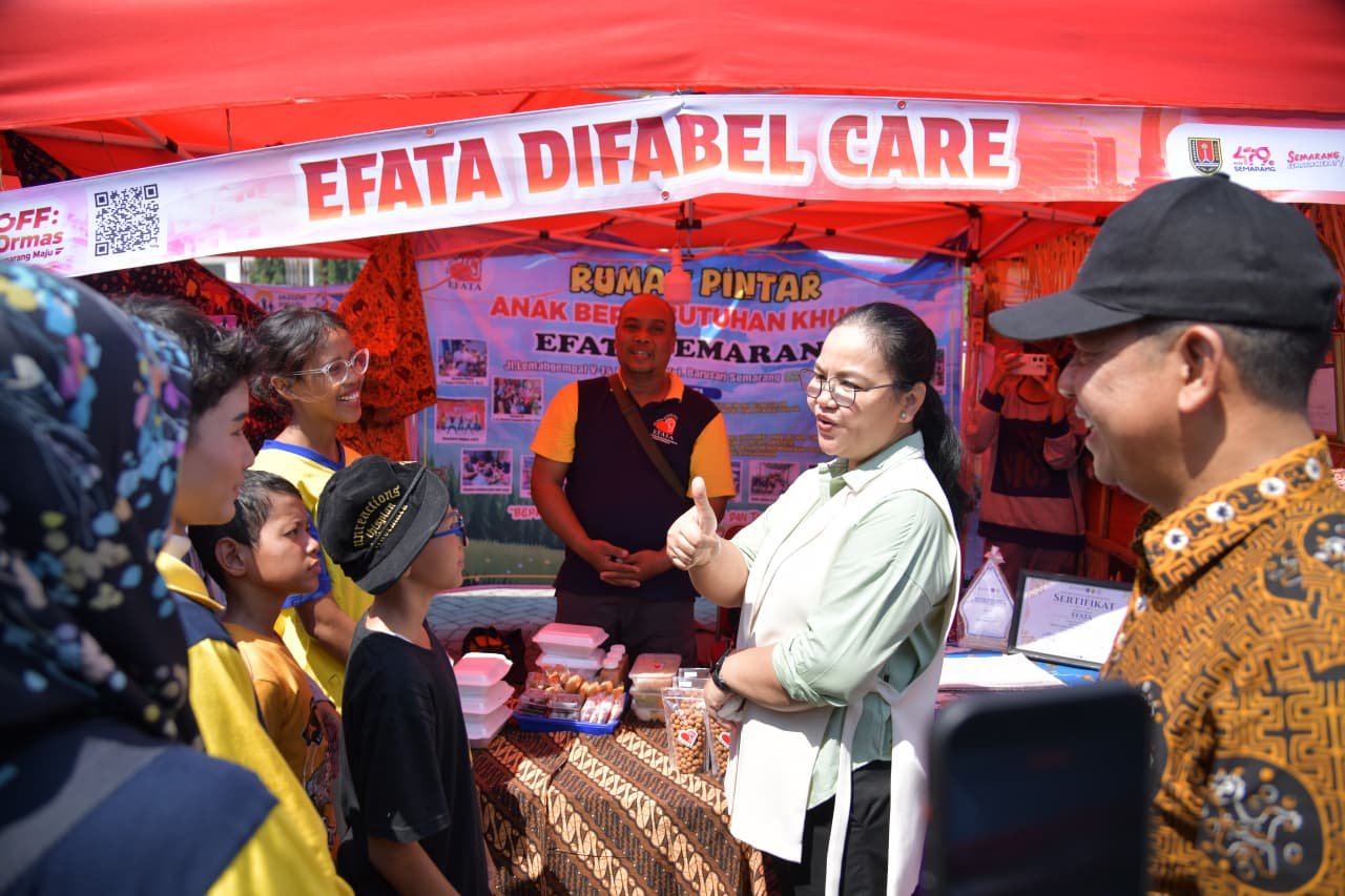 Wali Kota Semarang tinjau stan ormas di acara Kick Off Kinerja Kesbangpol 2026.