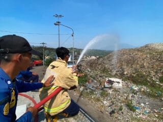 Antisipasi Titik Api, DLH dan Damkar Semarang Rutin Semprot Zona Rawan TPA Jatibarang