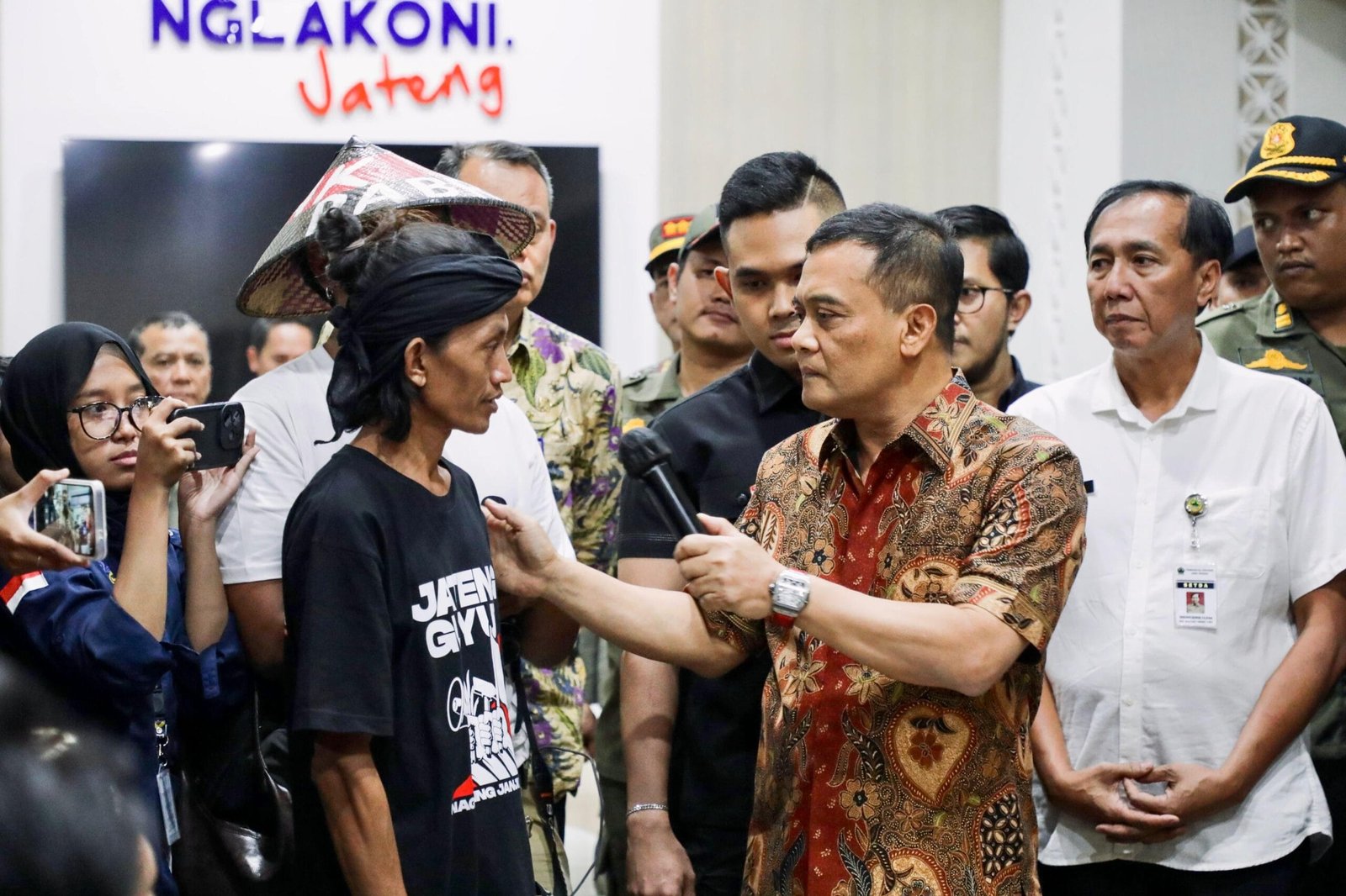 Gubernur Jawa Tengah Ahmad Luthfi menerima aspirasi perwakilan warga Jateng Guyub saat audiensi di Rumah Rakyat Semarang.
